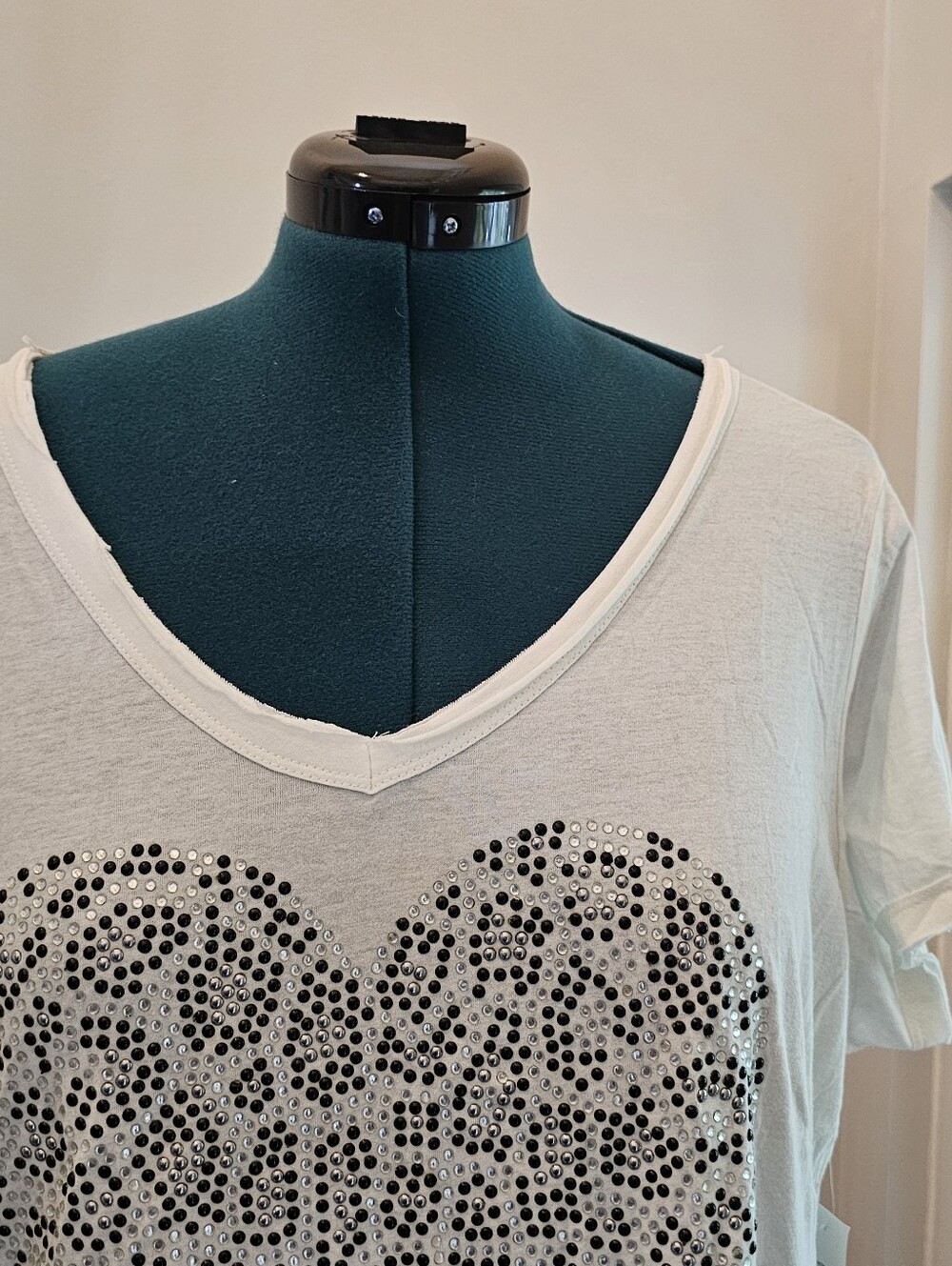 Seven7 NWT White V-Neck Tee with Embellished Leopard Print Heart - Size 18/20 - Picture 5 of 5